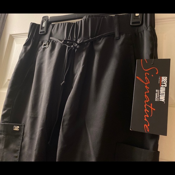 Greys anatomy signature Olivia cargo scrub - Picture 2 of 3